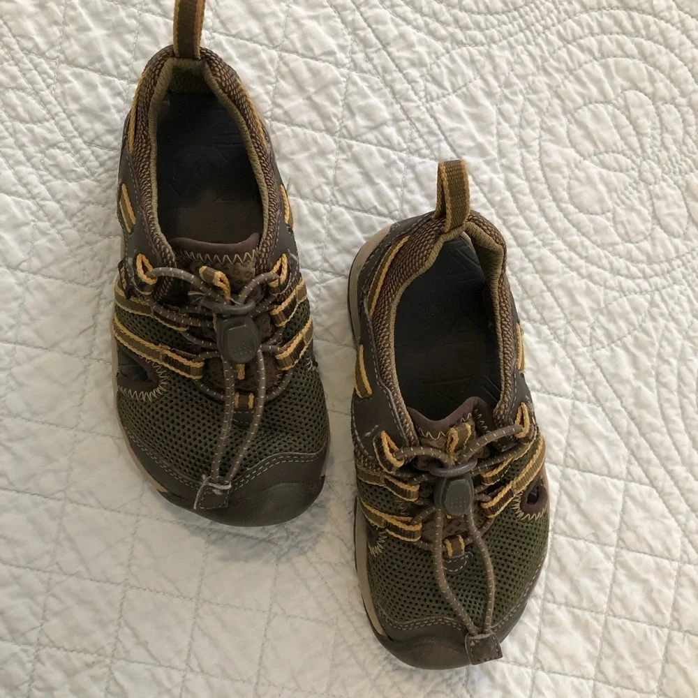 Teva Manatee kids sandal. Size 9.